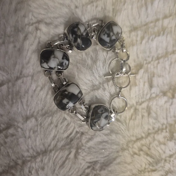 Elegant Silver and Black Buffalo Stone Bracelet 7" - Picture 2 of 3